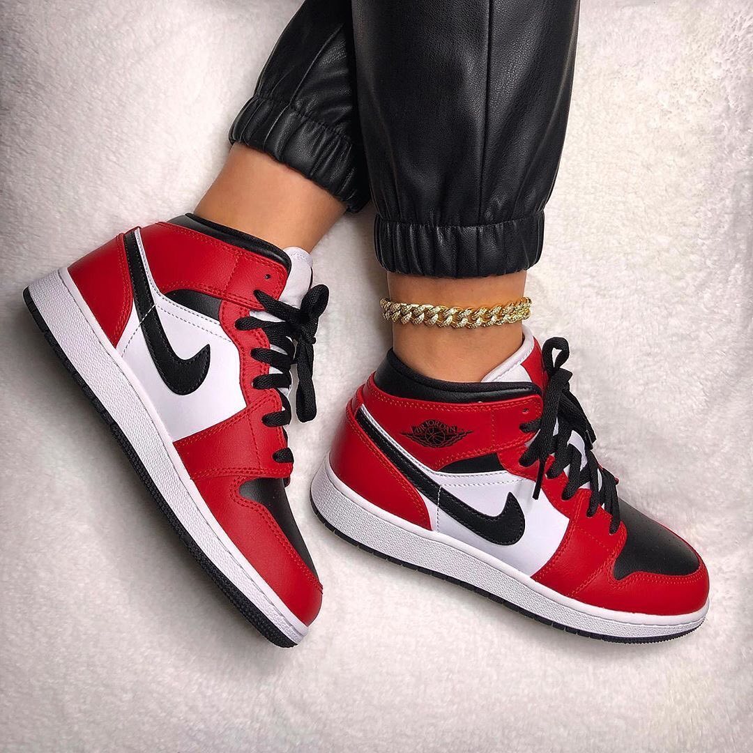 Air Jordan 1 Mid 'Chicago Black Toe'